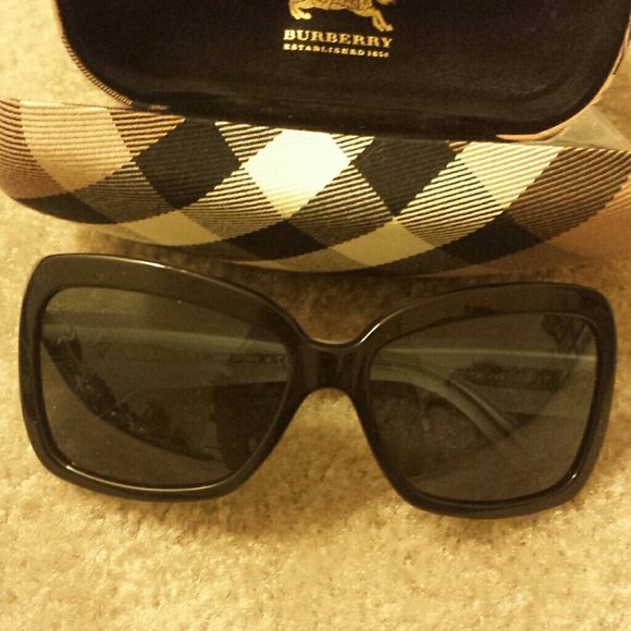 Authentic Burberry sunglasses - Picture 1 of 2
